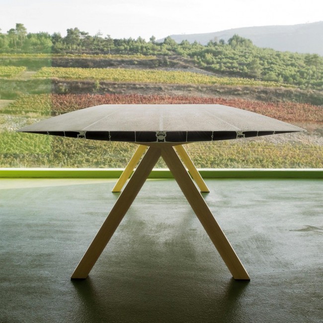 비디 바르셀로나 디자인 360 라지 B 테이블 in 라미네이트D 알루미늄 with Wooden Legs by Konstantin Grcic 12430