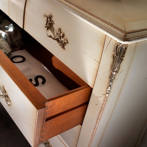 Mobilificio RBR Ebanisteria Contoured 화이트 Dresser with Ornate Handles 07302